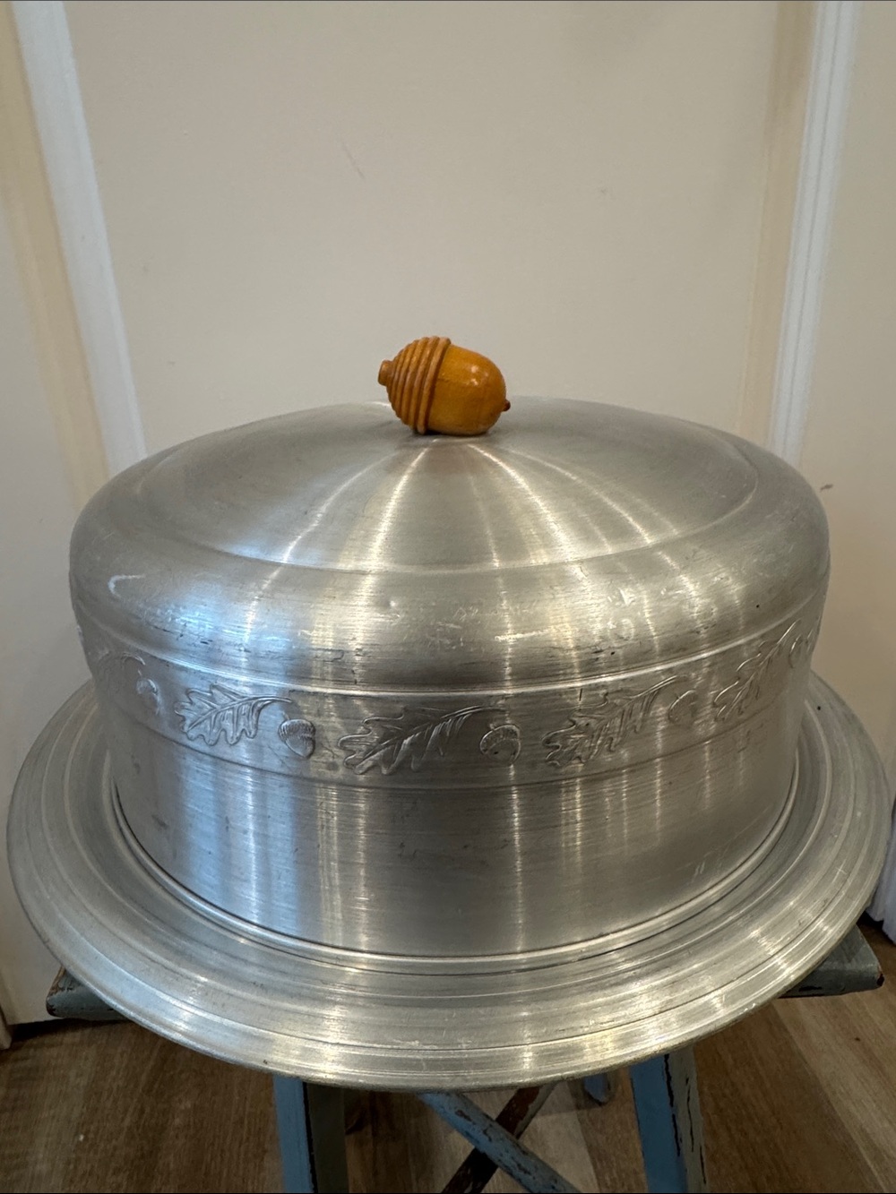 West Bend vintage collectible Aluminum Cake Carrier with wooden acorn knob